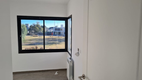 Imagen 2 de 12 de Cañuelas Chico, Duplex En Venta De 3 Dormitorios, 3 Baños, Cochera Doble