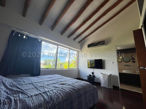 En El Hatillo Se Vende Espectacular Townhouse Con Recurrente Entrada De Agua
