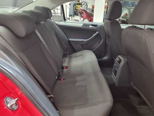 Imagen 10 de 14 de Volkswagen Jetta 2016 2.5 Trendline At