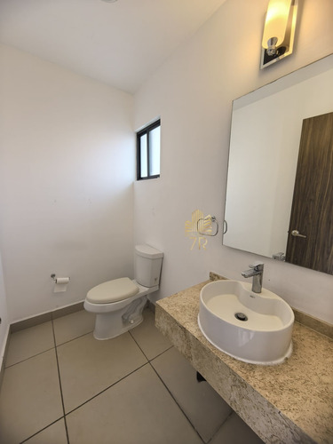 Casa En Venta En Zibata Con 3 Recámaras Y Baño Privado Cada Una