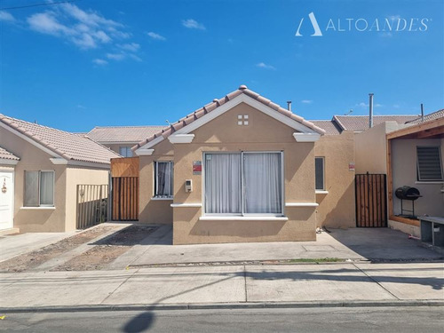 Casa Espaciosa En Barrio Tranquilo Y Seguro 3h 1b, Bodega