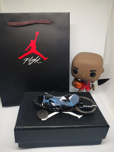 Llavero 3d Tenis Jordan Retro 7 Negro / Morado