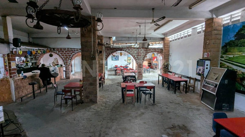 Local Comercial Con Casa Habitación En Venta, Col. Centro, Mazatlán, Sinaloa.