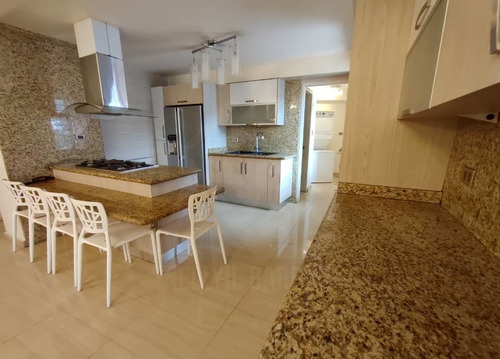 En Venta Iluminado Penthouse Duplex Remodelado 4/3/2 155 M2 Agua Constante Edificio Bien Mantenido