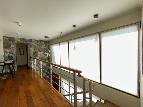 Moderna Casa Con Espectacular Vista A La Cordillera