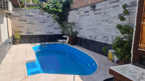 Venta De Casa Barrio Primero De Mayo. Las Heras.