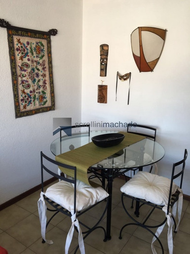 Apartamento En Peninsula De 1 Dormitorio Con Vista A La Ciudad Y Al Puerto.- Ref: 2652