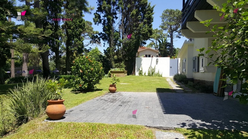 Espectacular Casa En Una Zona Magnifica De Punta Del Este.- Ref: 9270