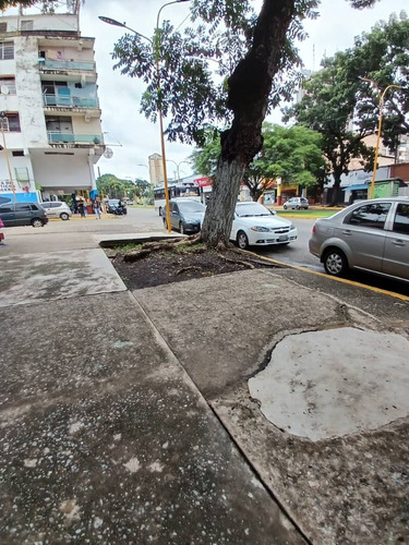 En Venta Local A Remodelar En Plena Av Bolivar Norte Cerca Al Liceo Pedro Gual.