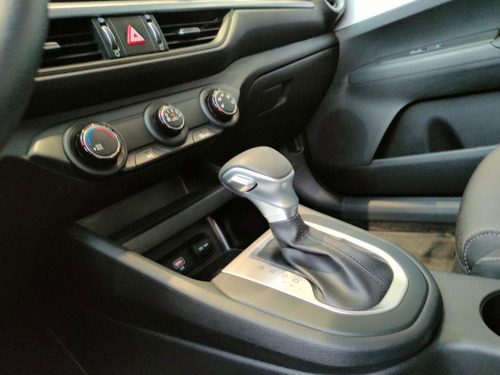 Imagen 12 de 15 de Kia Forte Sedan Lx Aut