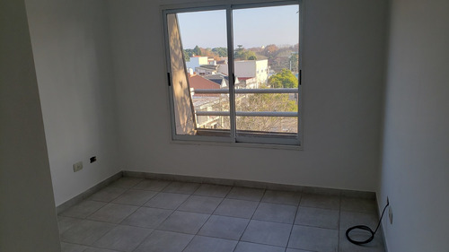 Excelente Departamento De Dos Ambientes Con Cochera