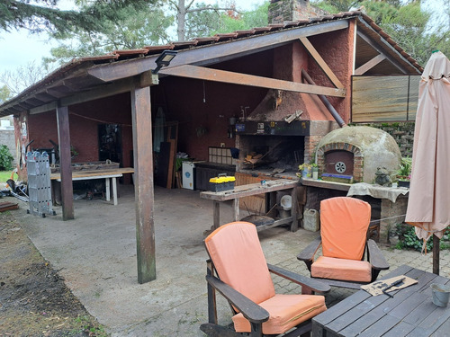 Excelente Casa Con Muy Buenos Materiales Bien Ubicada Para Entrar A Vivir ,cerca De Todo.