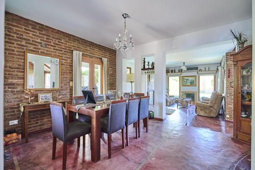 Venta - Casa 7 Amb. En Camino Real Con Jardín, Pileta Y Quincho Cerrado