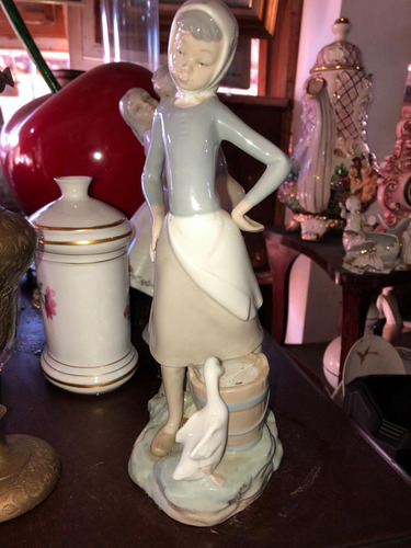 Figura De Porcelana Lladro Niña Con Balde De Leche $4682 Per