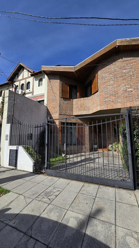 Solido Duplex De 4 Ambientes Con Cochera Y Jardin En Venta. Olivos