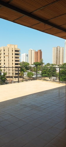 Casa De Tres Pisos En Venta, En Av El Milagro Con Av 5 De Ju