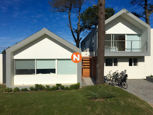 Excelente Oportunidad. Hermosa Casa Con Piscina.- Ref: 214285