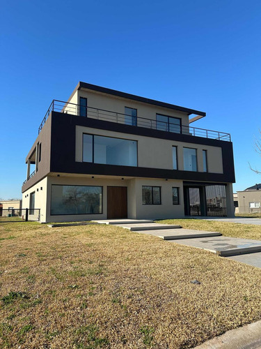 Casa En Venta - 5 Dormitorios 4 Baños - 805mts2 - Escobar