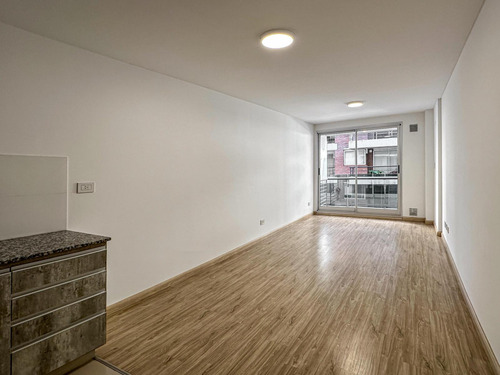 Departamento Monoambiente Al Frente Con Balcón En Zona Río