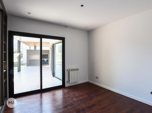Casa 3 Dormitorios En Venta, Jardín, Piscina - Palos Verdes - Fisherton Rosario