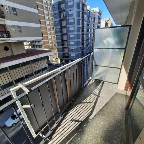 Imagen 5 de 17 de Ambiente Al Frente Con Balcón Todo Reciclado A Nuevo