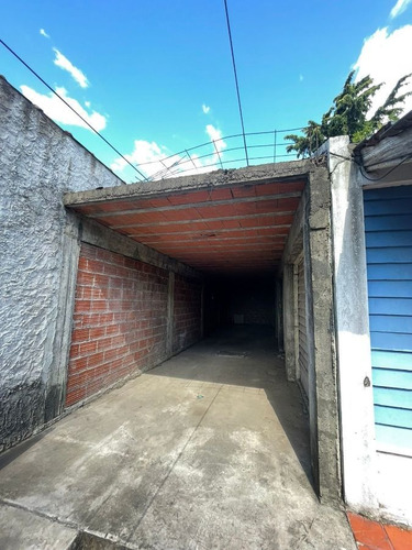 Imagen 3 de 12 de Casa En Venta De 5 Ambientes Con Cochera En Monte Grande