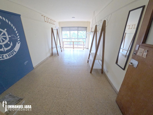En Venta | Oficina A La Calle A Metros De Av. Independencia