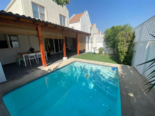 Casa En Venta De 3 Dorm. En Peñalolén