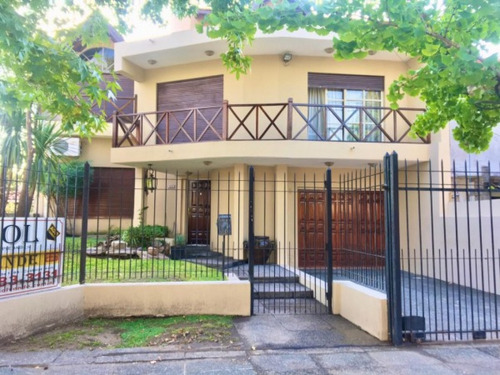 Increible Casa De Diseño Con Mucho Parque Y Pileta !!! Castelar Norte  Acepta Permuta En Menor Valor !!!