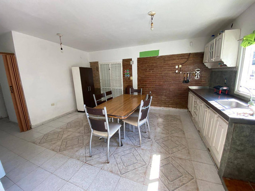 Excelente Casa C/ Cochera Para 2 Vehículos Y Hermoso Jardín.
