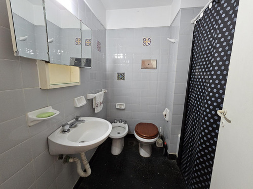 Departamento De 4 Ambientes Con Cochera Descubierta En Venta! Apto Crédito!