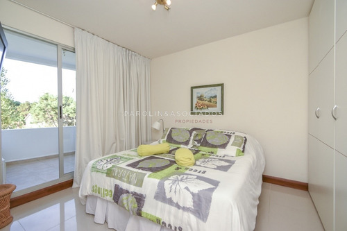 Excelente Apartamento De Tres Dormitorios Frente Al Mar - Punta Del Este- Ref: 2701