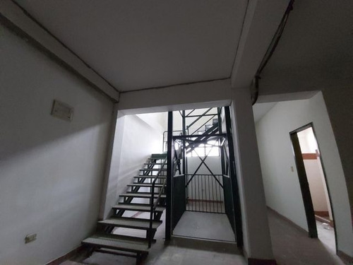 Imagen 10 de 30 de Local Comercial En Venta En Centro Barquisimeto Lara ++22-11158 */ M.c T. N° +0-4-2-4- 5.5.6. 5.7. 5.9 *--**