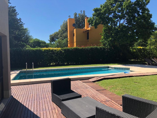 Casa Moderna En El Golf Country Club