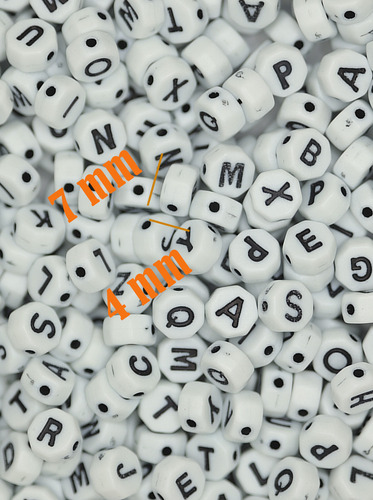 Letras Octagonales Acrílico Para Pulseras 100gr/540p Abeceda Blanco 7 Mm 7 Mm