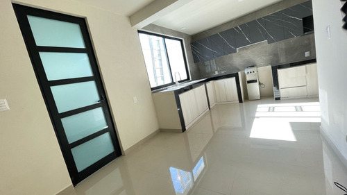 Casa Moderna Nueva En Venta, De Tres Niveles, En Hacienda Barbabosa, A 5 Min De C.u. Y De La Estación Del Tren, A 15 Min Del Centro De Toluca Y De Metepec