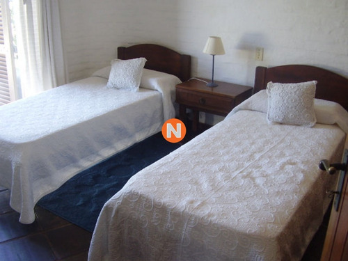Casa En Venta Y Alquiler, Punta Piedras, Manantiales, 4 Dormitorios.- Ref: 205715