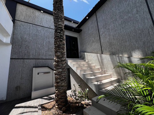 Inmueble De Lujo En La Isla De Margarita, Paraíso I, Pampatar. Casa En Obra Blanca
