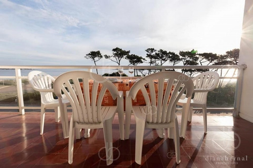 Imagen 2 de 9 de Apartamento Con Vista Al Mar De 1 Dorm. Playa Mansa, Punta Del Este- Ref: 54567