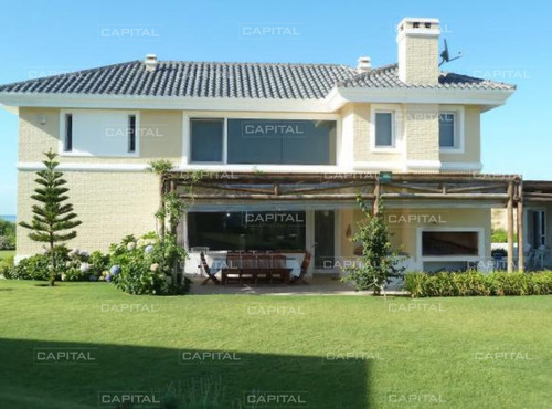 Casa De Cuatro Dormitorios Frente Al Mar - Tio Tom- Ref: 30798