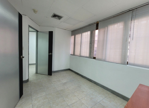 En Alquiler Excelente Oficina En Centro Plaza De 57 M2. Lm25-18438