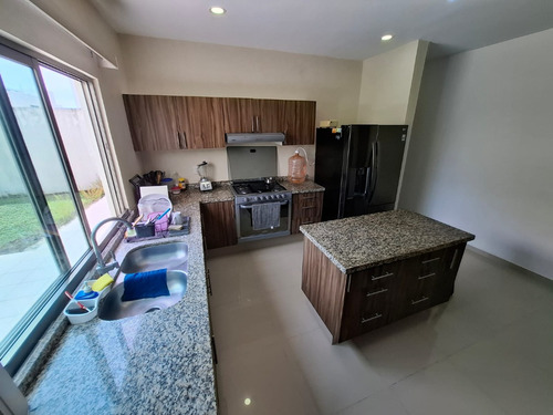 Casa En Venta En El Fracc Lomas De La Rioja
