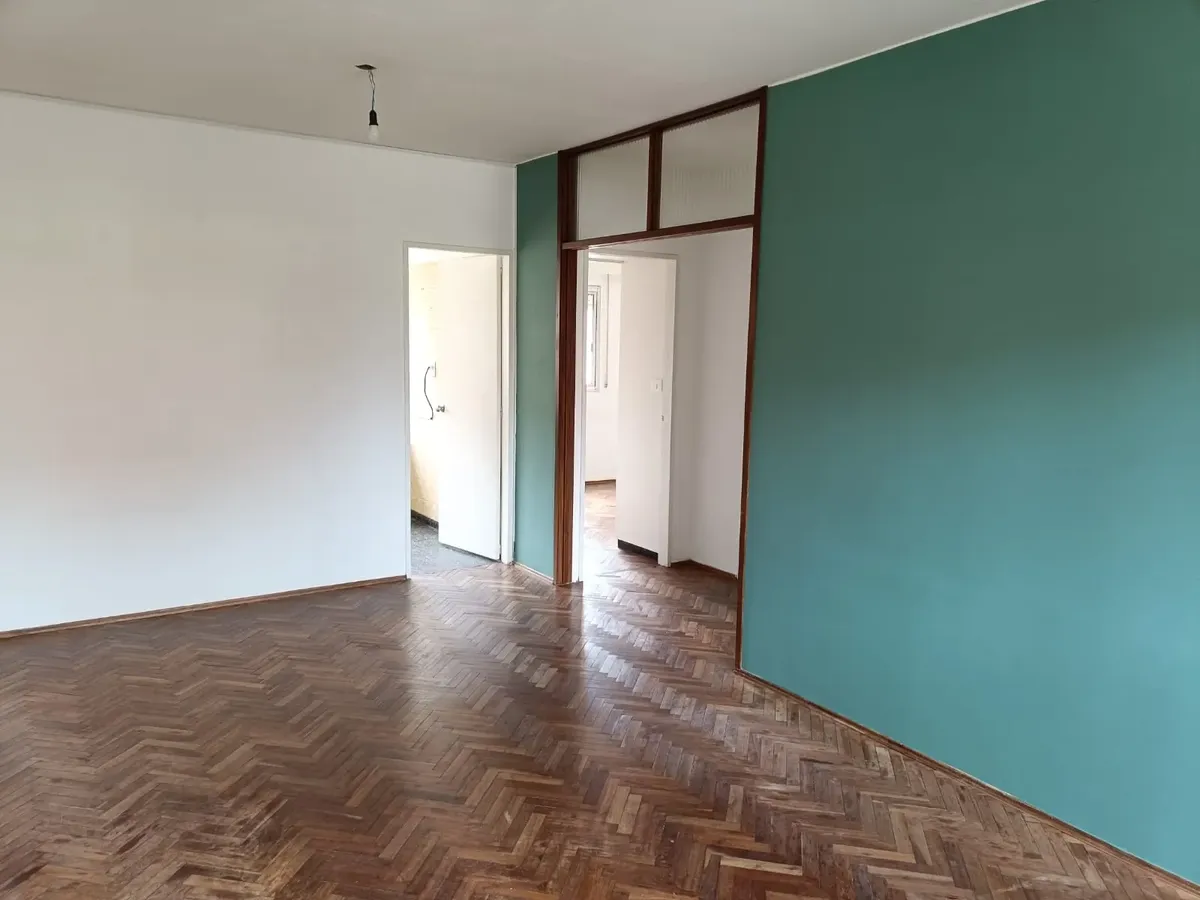 Apartamento En Excelente Estado Y Luz Natural En Todos Sus Ambientes. Posee Placares En Cuartos, Baño Y Cocina.  Aire Acondicionado. Cerca De Servicios Y Avenidas Principales. · Photo 3