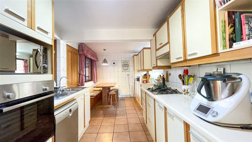 Casa En Venta De 6 Dorm. En Vitacura