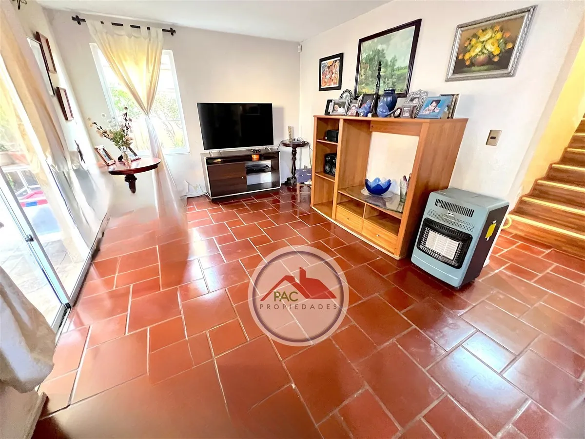 Imagen 2 de 18 de Casa Venta 4 Dormitorios En Avenida Valle Lo Campino