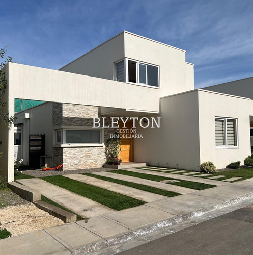 Casa En Venta De 4 Dorm. Y 3 Baños En El Rincon