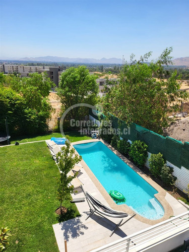 Casa En Venta De 5 Dorm. En Colina