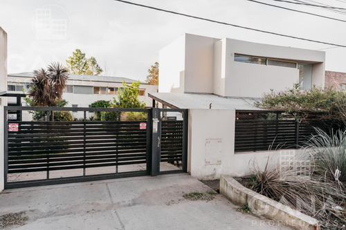 Venta Casa Fisherton - 3 Dormitorios Con Jardín Y Parrilla.
