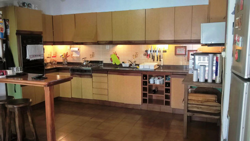 Chalet En Dos Plantas Edificado Sobre Lote De 18 X 47 M