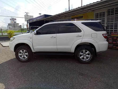 Imagen 2 de 16 de Toyota Fortuner Sr